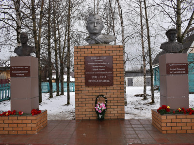 Памятник Герою Советского Союза А. Г. Хатанзейскому.